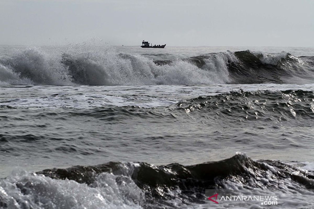 Waspada gelombang sangat tinggi hingga 6 meter di perairan Indonesia