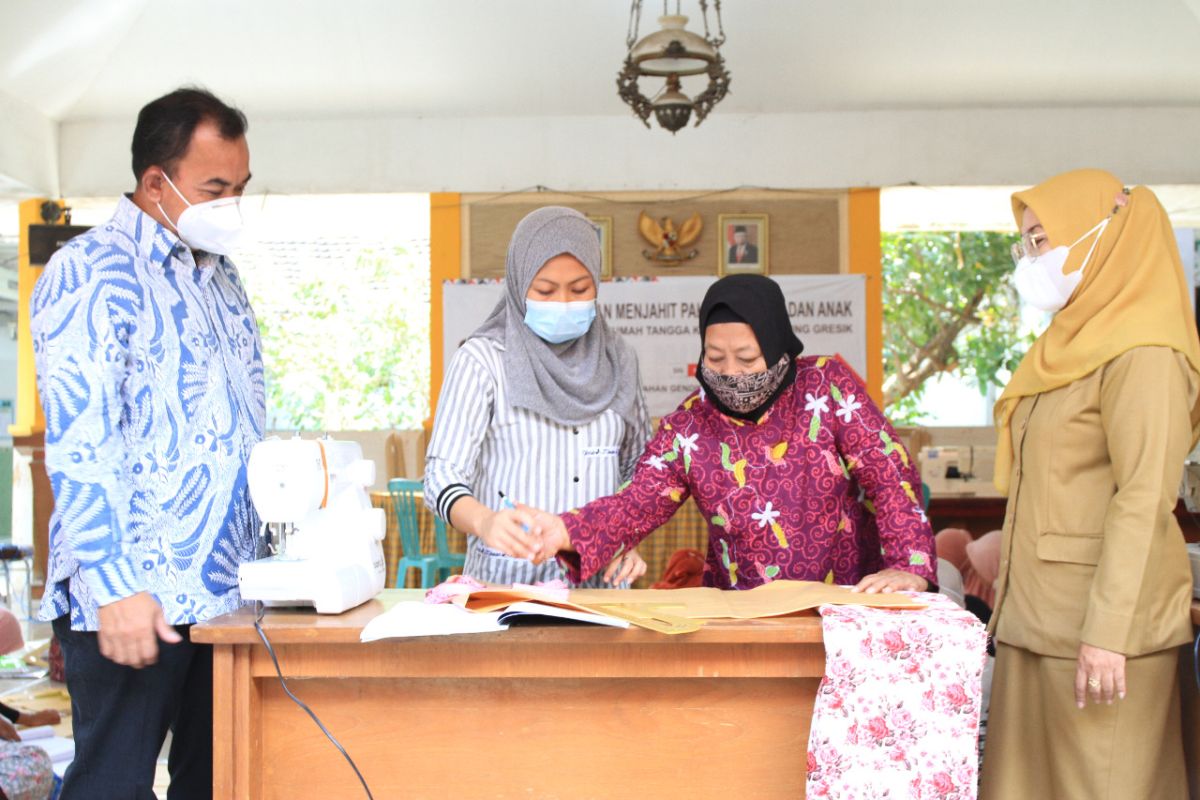 SIG beri pelatihan menjahit belasan ibu rumah tangga di Gresik