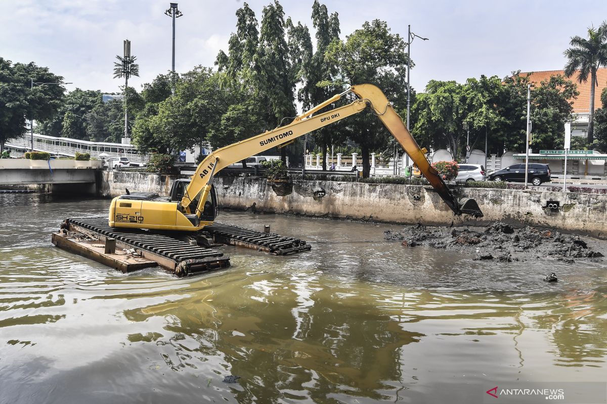 BPBD DKI Jakarta pastikan evakuasi korban banjir tetap terapkan prokes