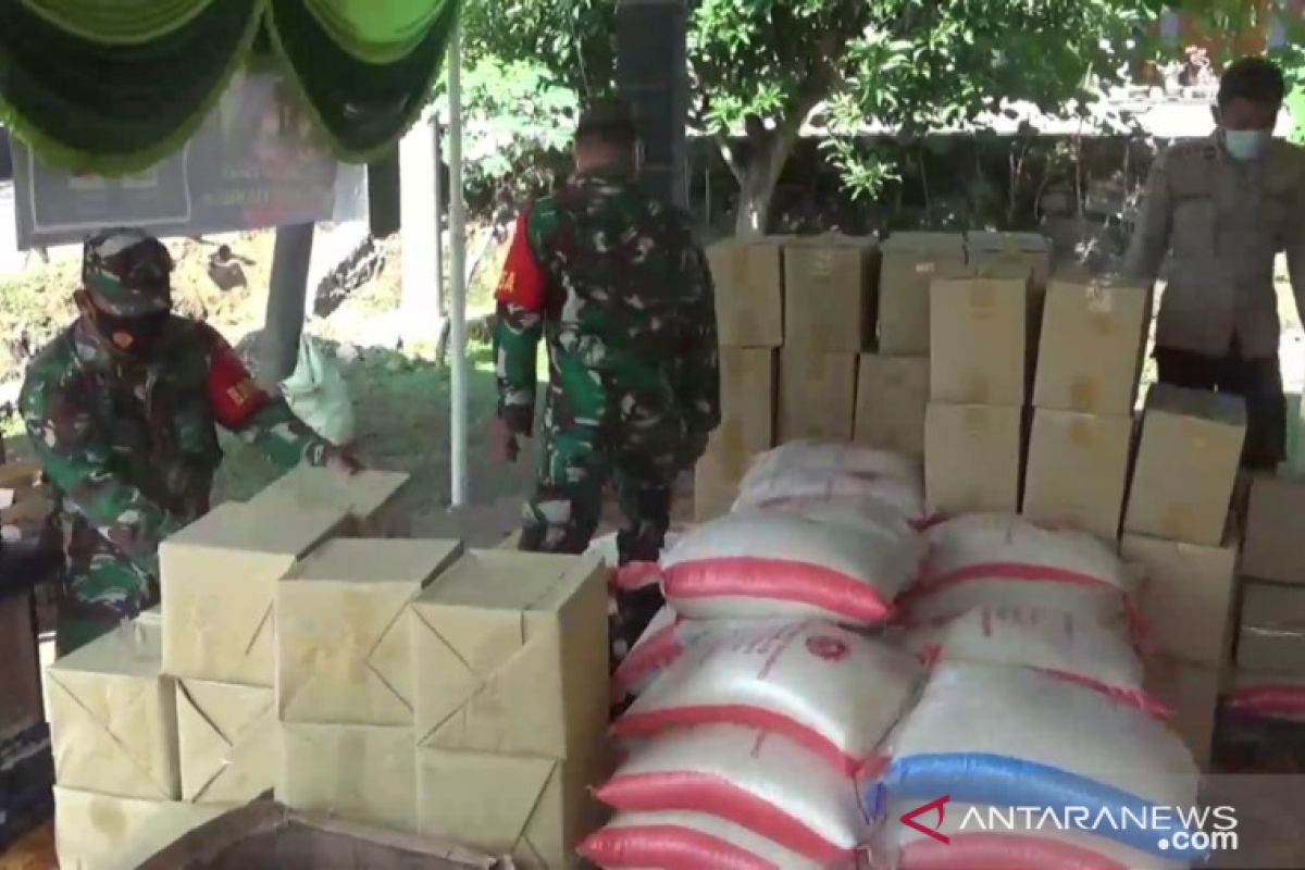 Pemkab Madiun salurkan bantuan logistik untuk warga di zona merah COVID-19