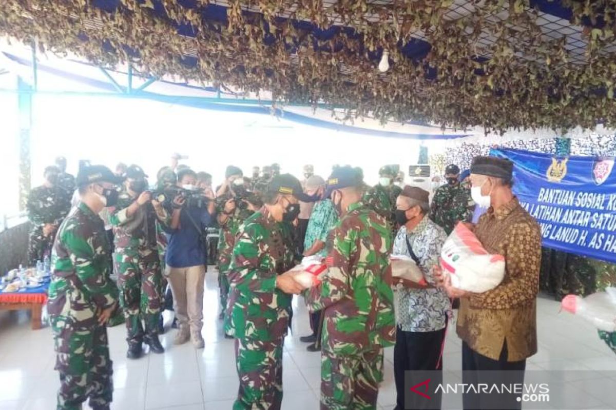 Pangkoopsau I salurkan bantuan sosial kepada warga sekitar AWR Buding