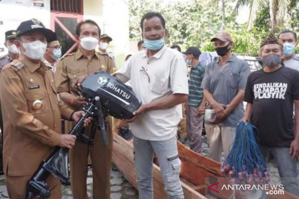 Nelayan di sekitar Danau Singkarak memperoleh bantuan alat tangkap ramah lingkungan