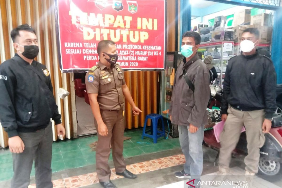 Langgar prokes, warnet dan tempat bermain playstation di Bukittinggi disegel