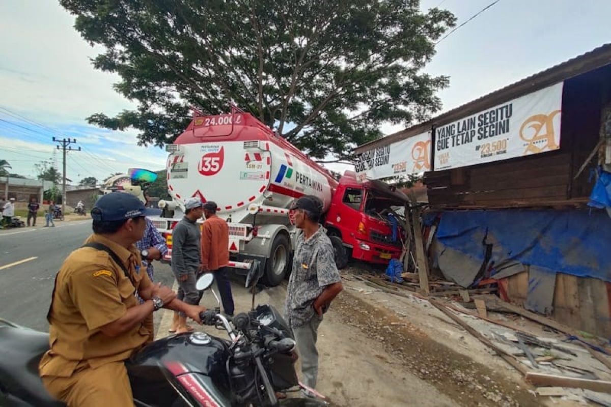 Sopir diduga ngantuk, mobil pengangkut BBM hantam ruko di Aceh Timur