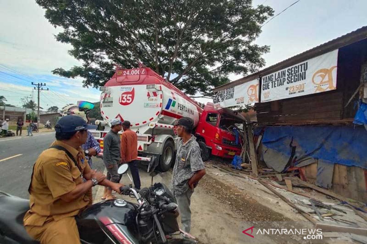 Sopir mengantuk, truk tangki BBM hantam rumah toko di Aceh Timur