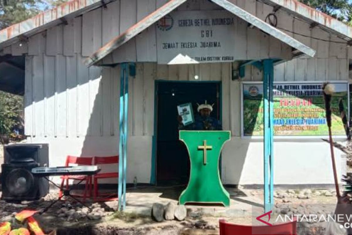 Bupati Jayawijaya bantu 100 sak semen untuk Jemaat Eklesia Juarima
