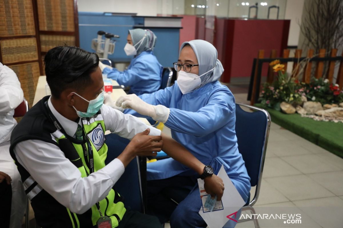 BP Batam vaksin ribuan petugas di Bandara Hang Nadim