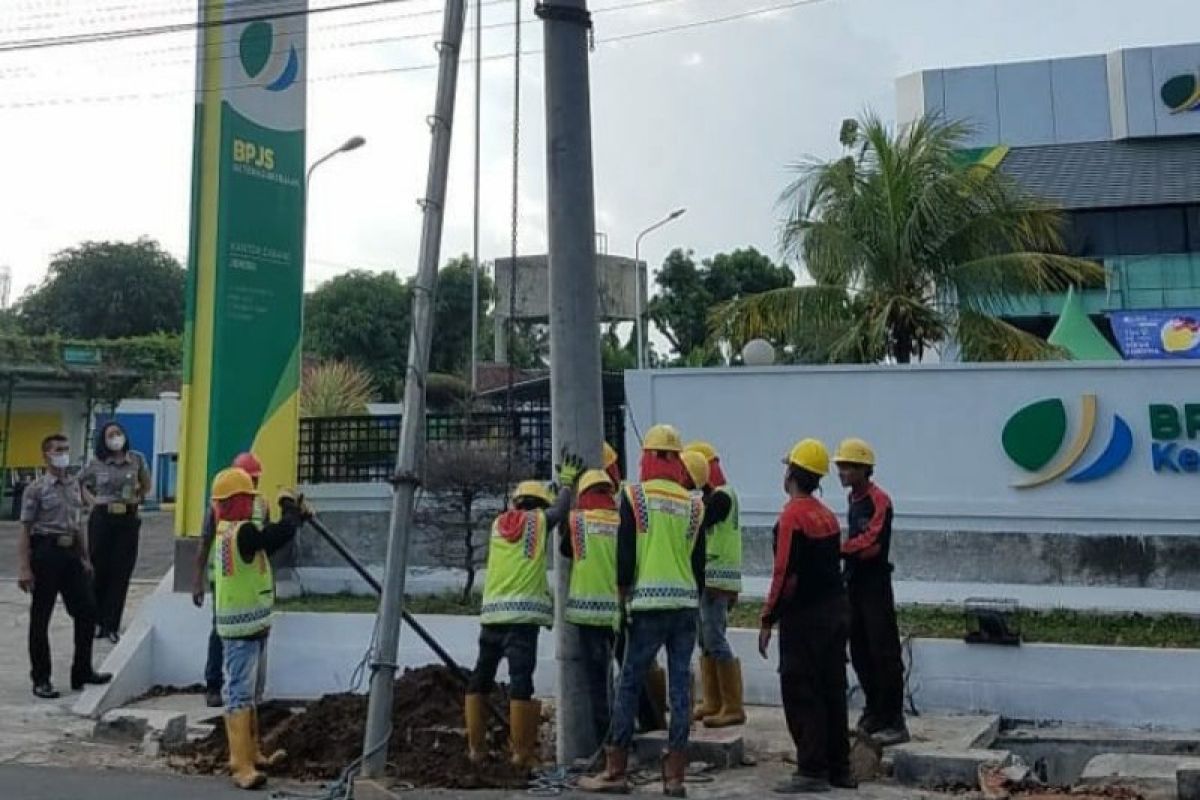 Tingkatkan keandalan listrik, PLN bangun penyulang baru sepanjang 47 kms di Jember