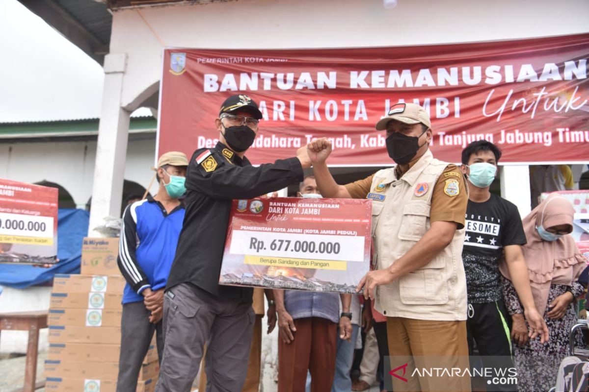 Wali Kota Jambi salurkan bantuan kepada  korban kebakaran di Tanjab Timur