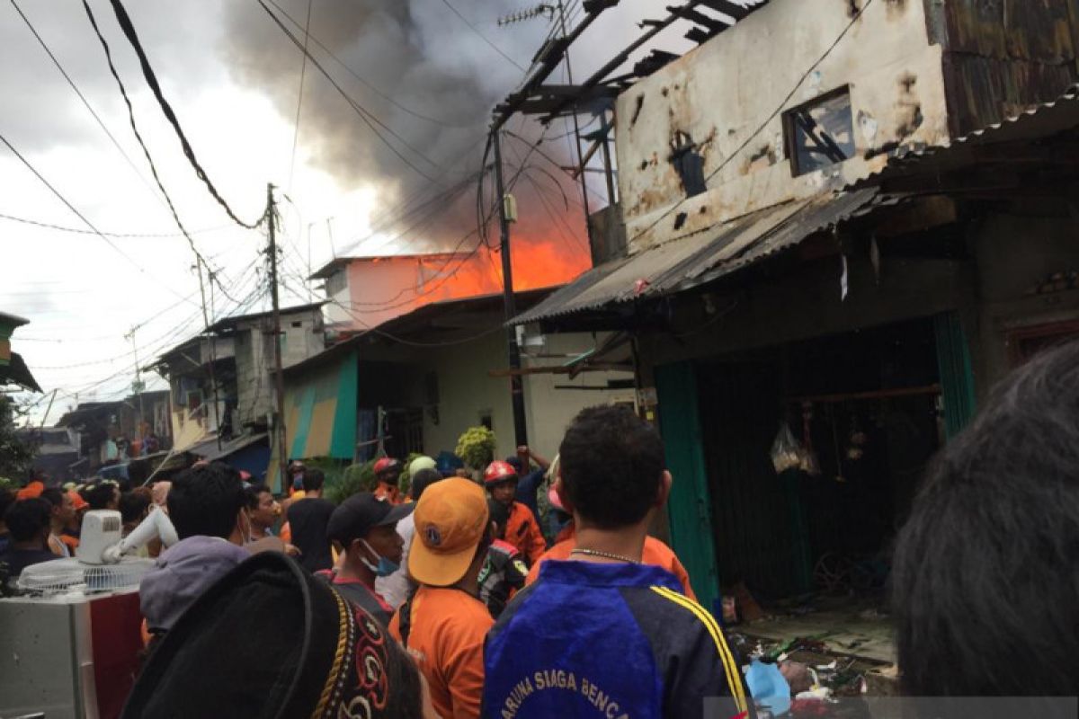 Kebakaran landa rumah warga di Pademangan