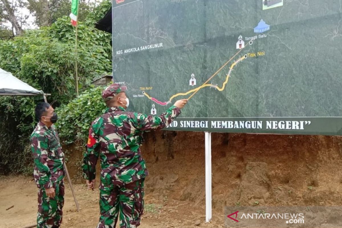 Kolonel Febriel Sikumbang meninjau titik nol pembangunan TMMD ke - 111 Sihuom