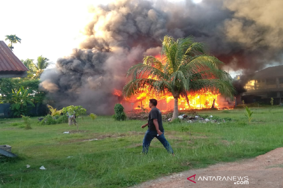 Tiga rumah berkontruksi kayu di Aceh Besar dilalap si jago merah