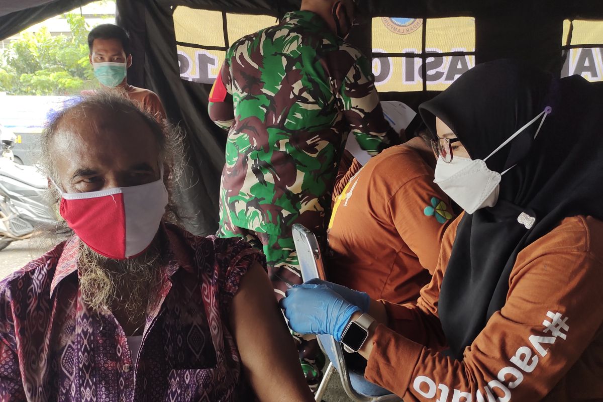 Pemkot Bandarlampung lakukan vaksinasi massal bagi masyarakat umum