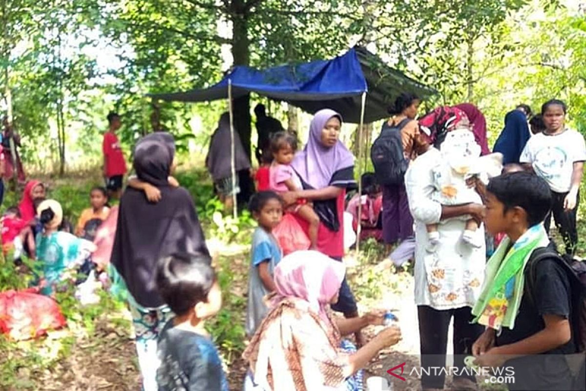 BPBD Maluku Tengah bantu warga yang menyelamatkan diri karena gempa