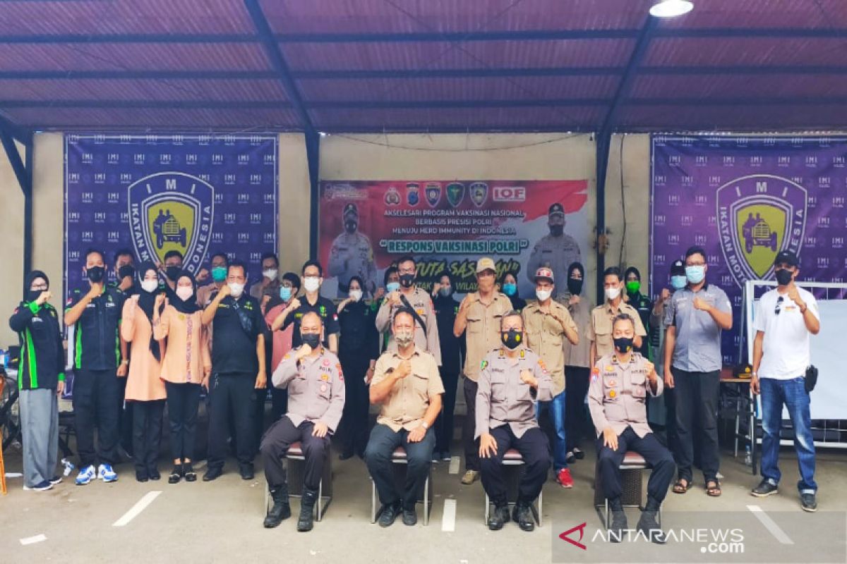 Biddokkes Polda Kalsel berikan vaksinasi kepada 540 warga di Banjarbaru