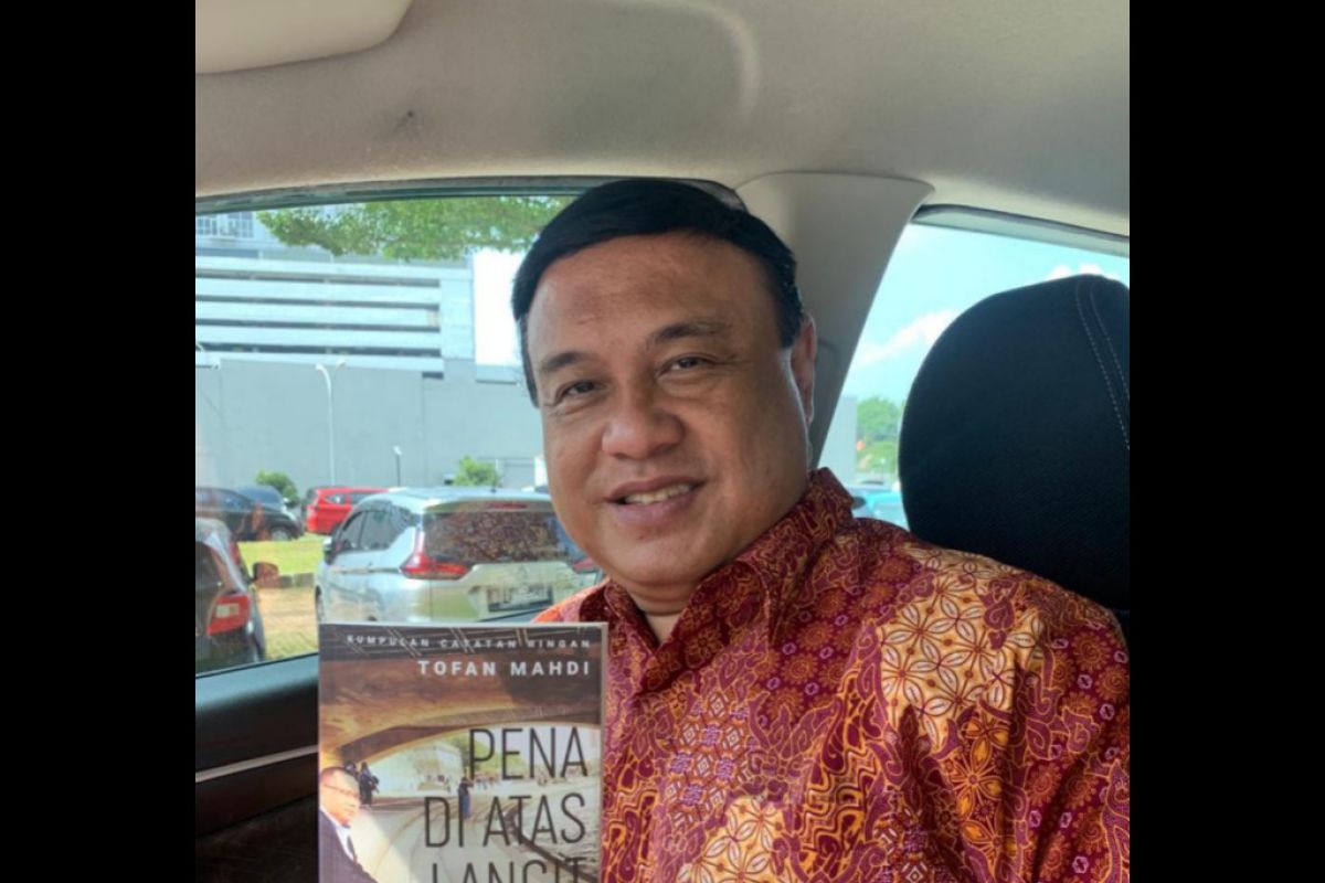 "Pena di Atas Langit" : interesting, inspiring, and motivating (Resensi buku)