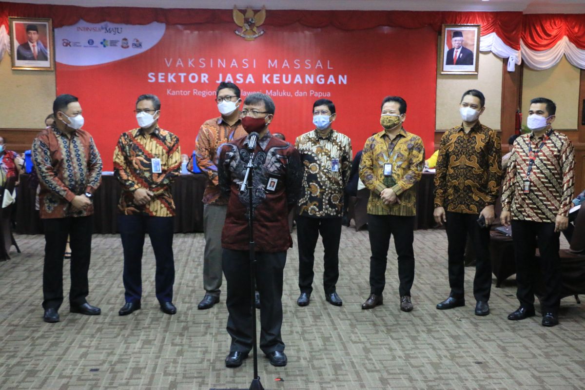 116 pegawai industri jasa keuangan jalani vaksinasi massal di Makassar