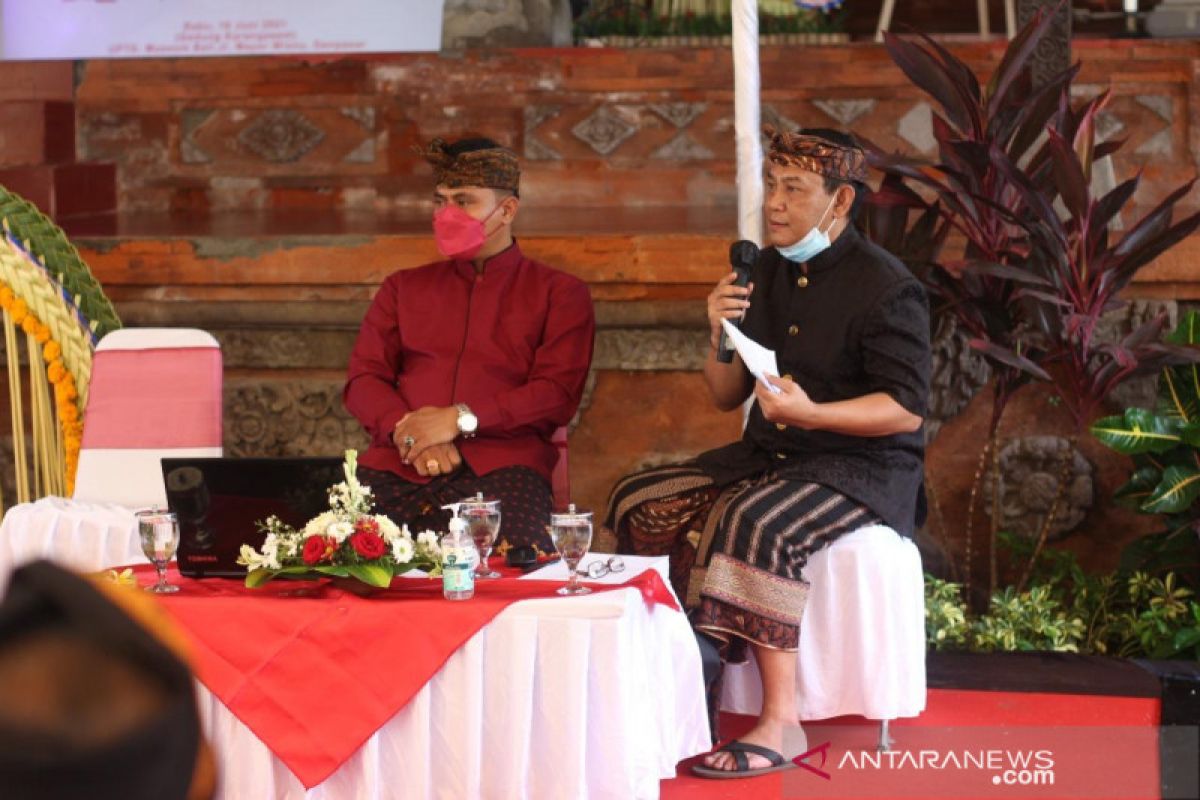 Museum Bali kaji koleksi busana parhyangan untuk sumber belajar