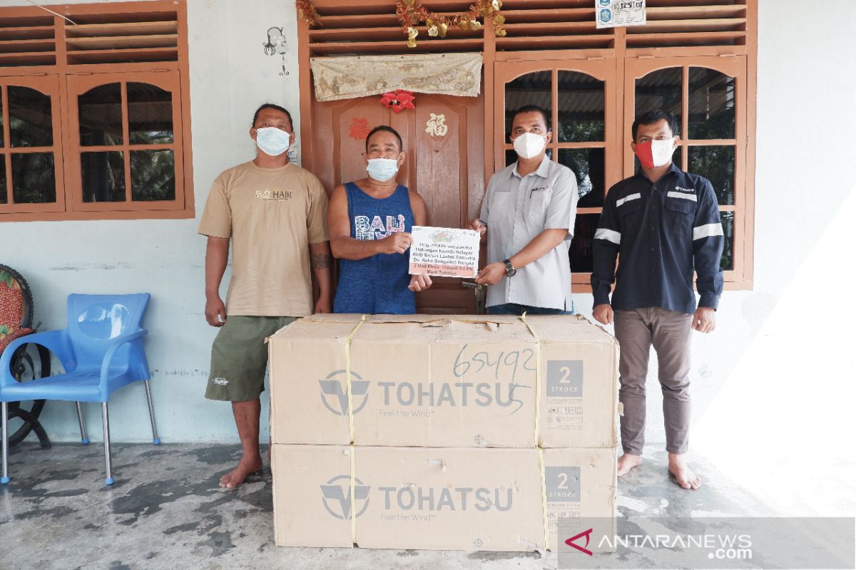 PT Timah Serahkan Bantuan Mesin Tempel untuk KUB Bahari Lautan Samudera