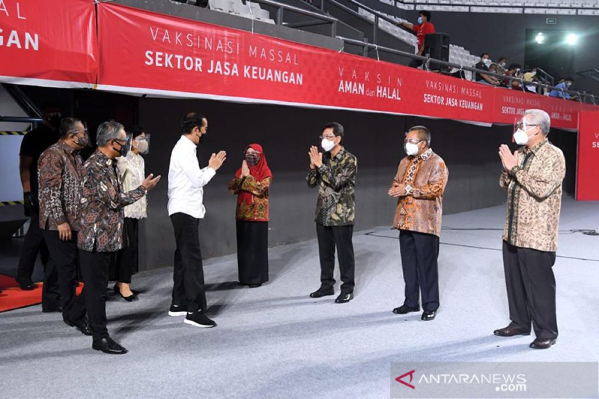 Presiden Jokowi saksikan vaksinasi massal bagi pelaku jasa keuangan