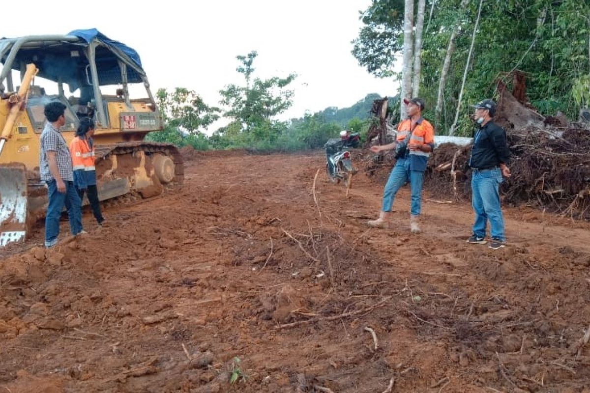 PT CMI bantu pembukaan lahan pemakaman Dusun Tumbang Paoh