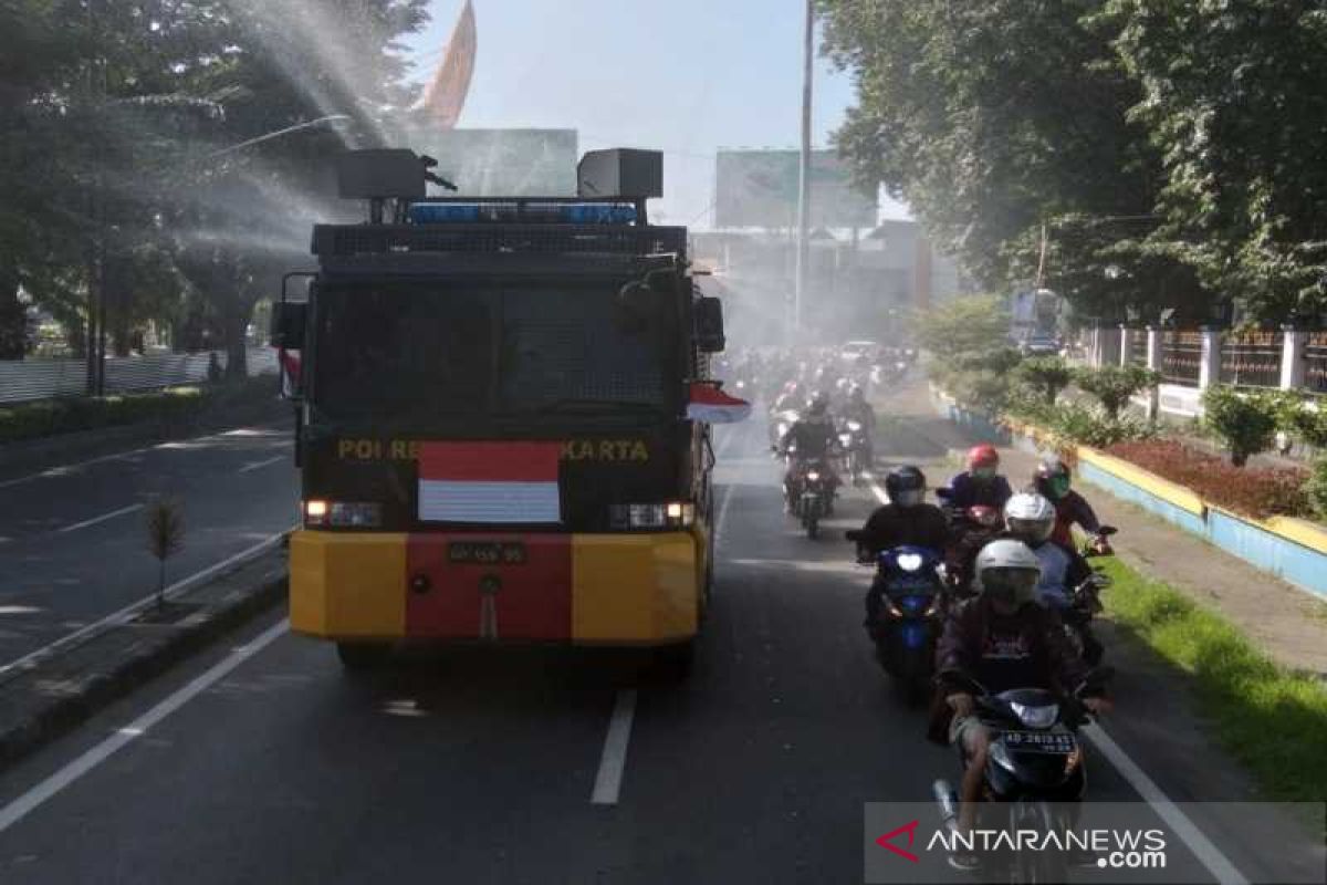 Cegah penyebaran COVID-19,  Tim gabungan Kota Surakarta gencar penyemprotan disinfektan