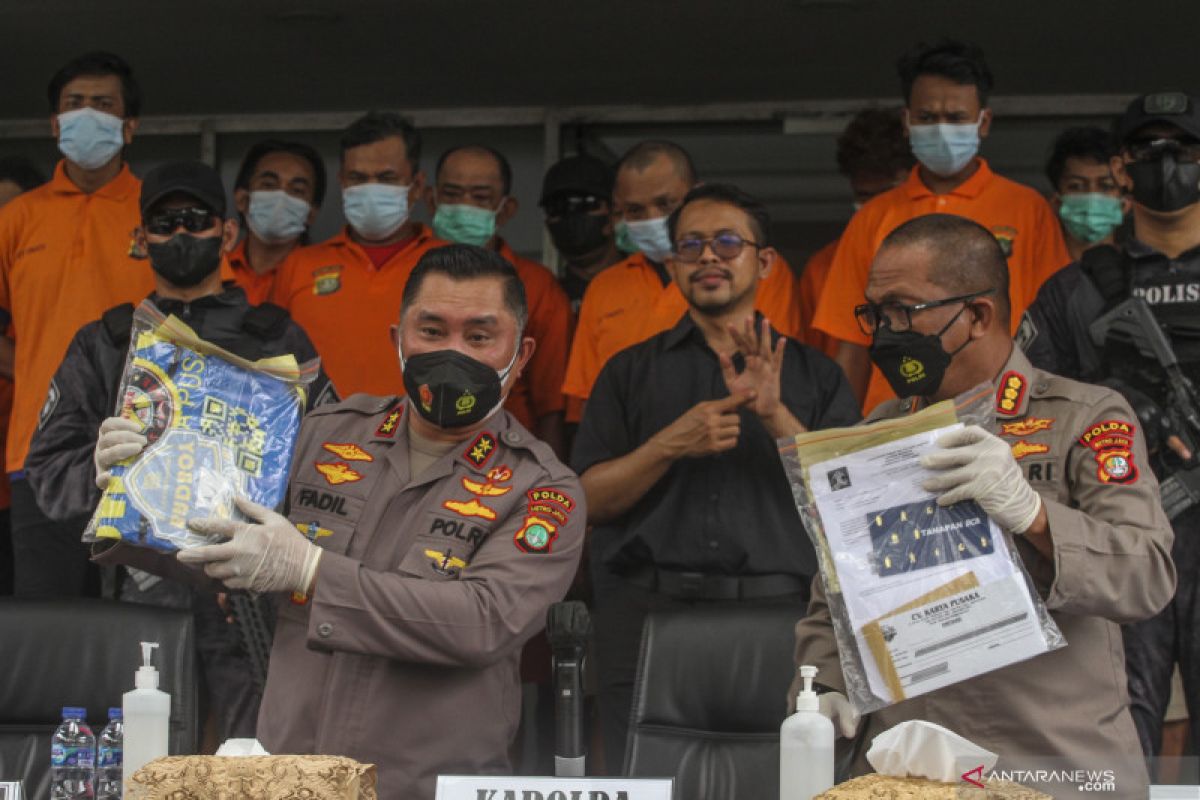 Kemarin, pengungkapan modus pungli pelabuhan hingga polisi pelat palsu