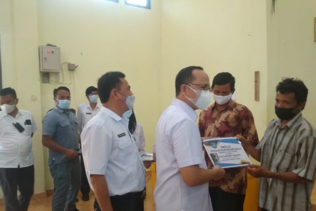 127 nelayan di Bangka Tengah terima kartu asuransi