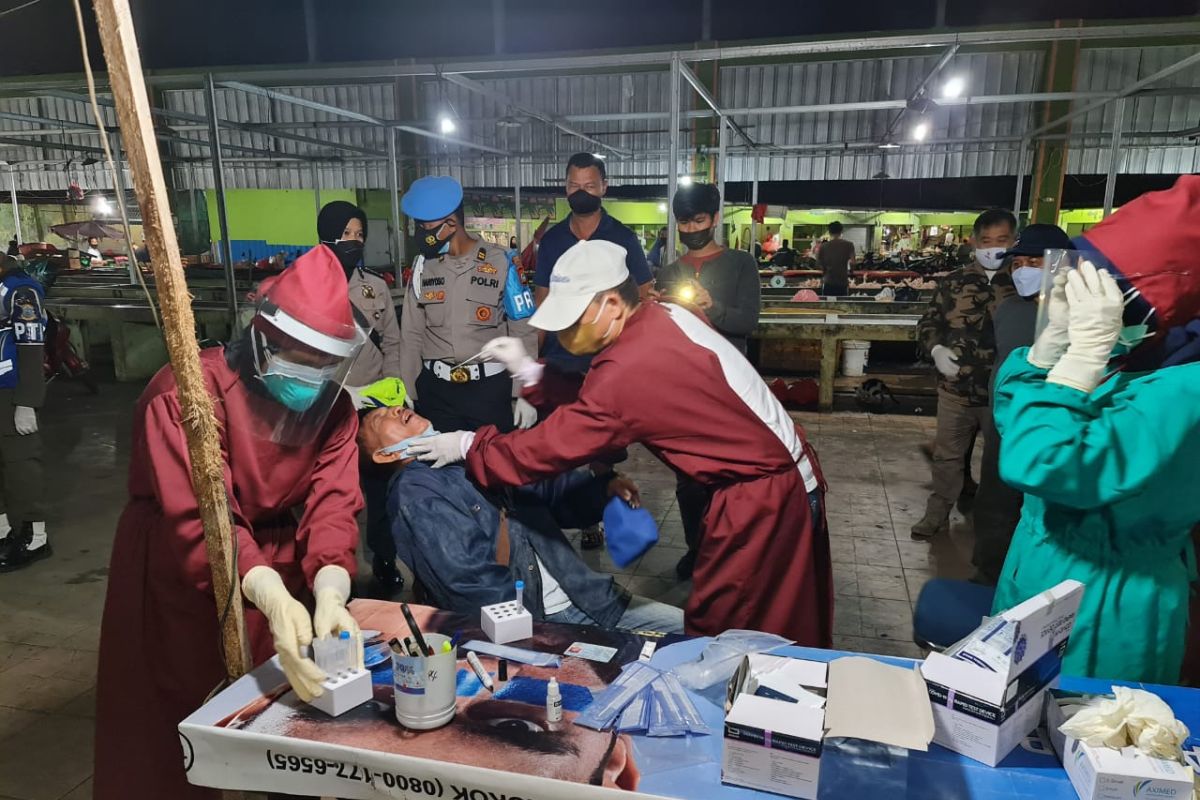 Satgas COVID-19 Pangkalpinang lakukan uji usap massal pedagang di Pasar Induk