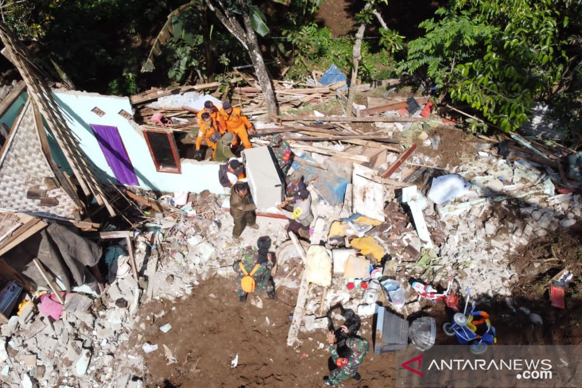 Tiga rumah roboh dan satu meninggal akibat longsor di Kabupaten  Banyuwangi