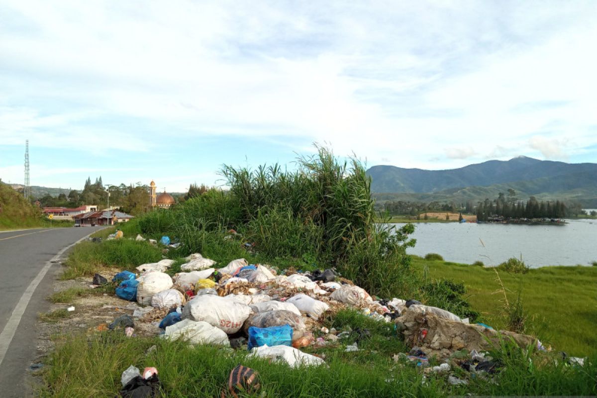 Sampah menumpuk di pinggir jalan objek wisata Danau Diatas, warga Alahan Panjang mengeluh