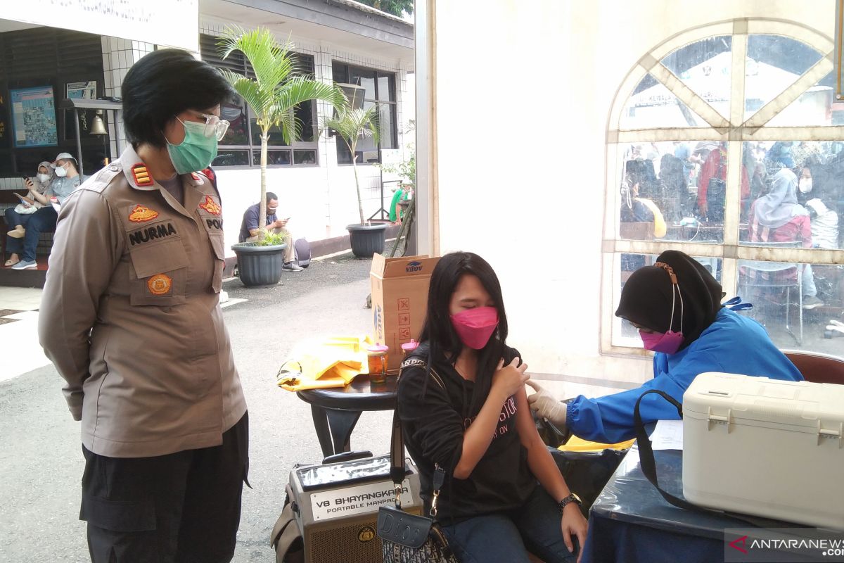 700 warga jalani vaksinasi di Polsek Pasar Minggu