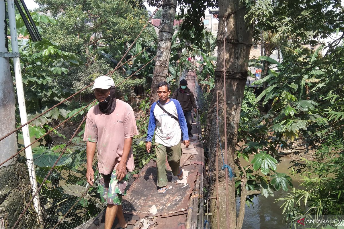 Lurah sebut perbaikan jembatan Srengseng Sawah terganjal COVID-19