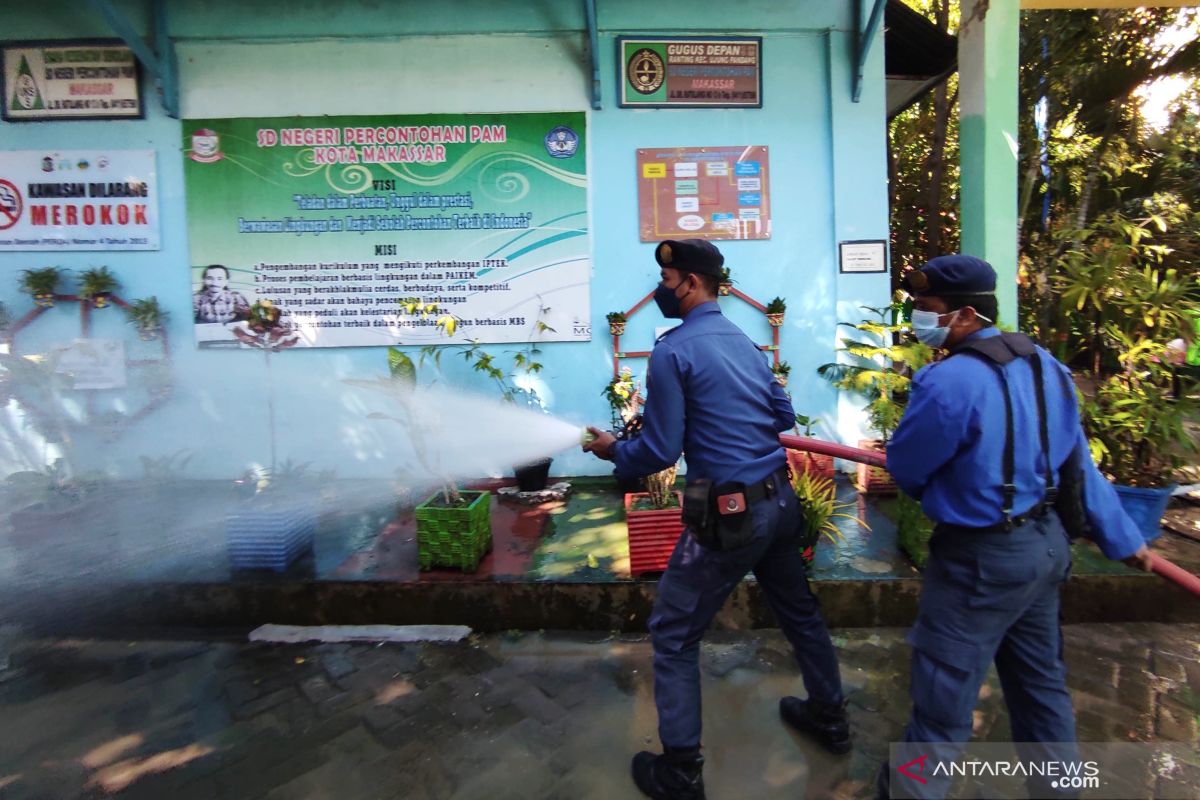 Damkar sterilisasi sekolah di Makassar jelang  pembelajaran tatap muka