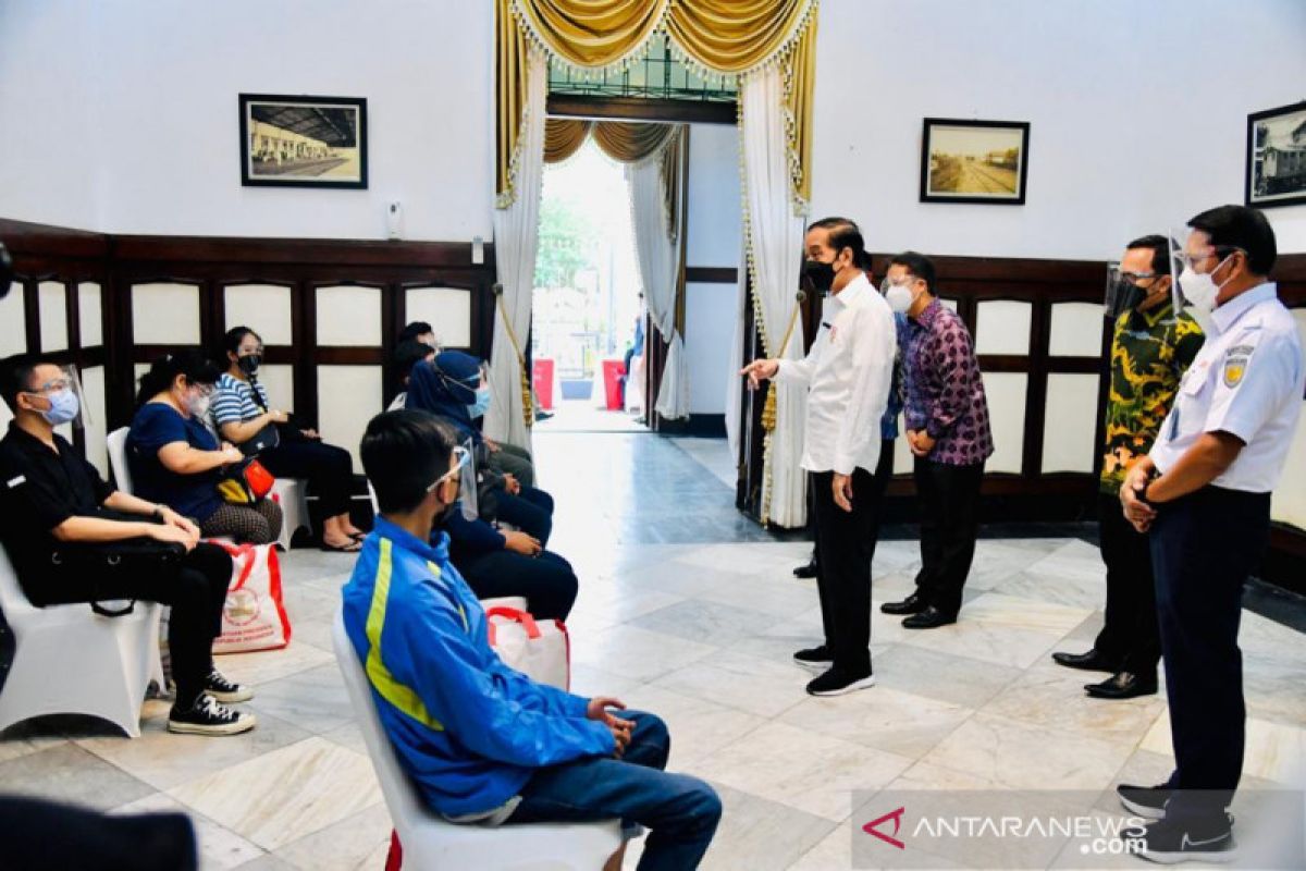 Presiden Jokowi: Penumpang KRL dan pekerja stasiun miliki mobilitas tinggi