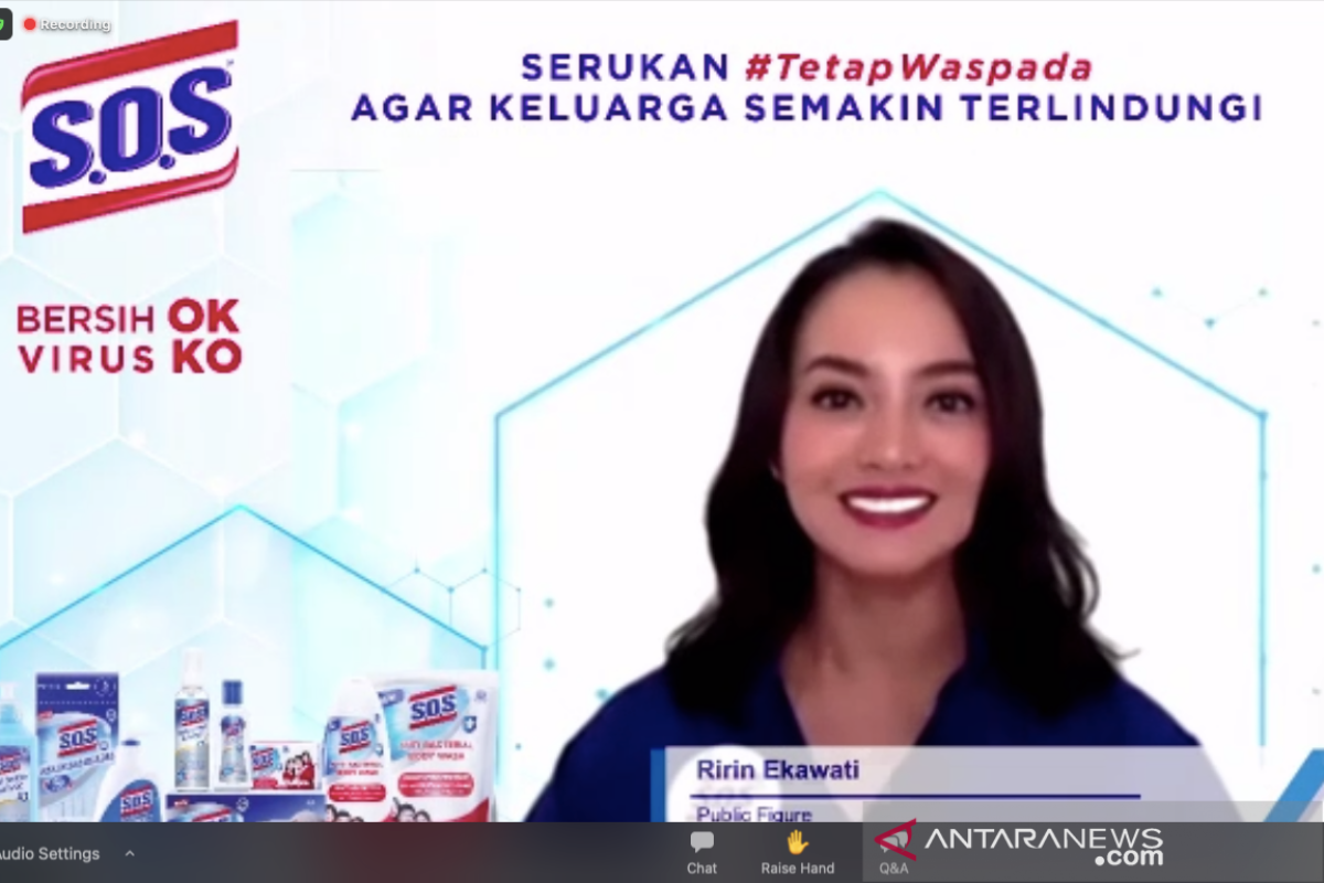 Selebritas Ririn menunggu giliran vaksin