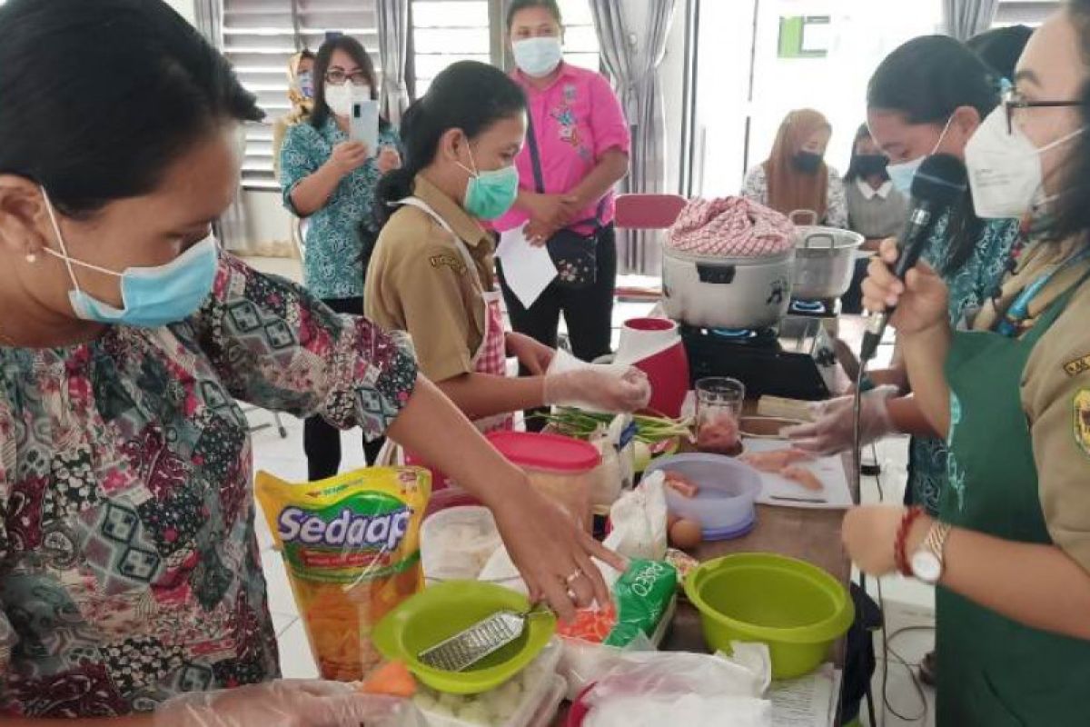 Distan Gunung Mas latih ibu PKK olah hasil peternakan