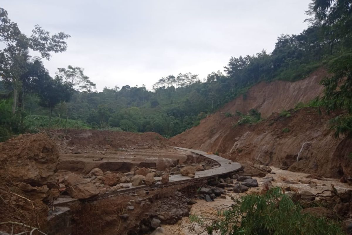Tanah longsor merusak sejumlah ruas jalan dan jembatan di Tulungagung