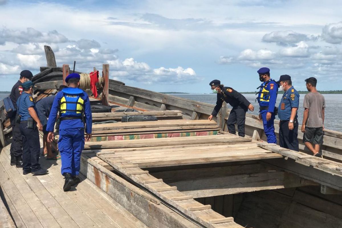 Petugas gabungan patroli bersama cegah kejahatan di laut