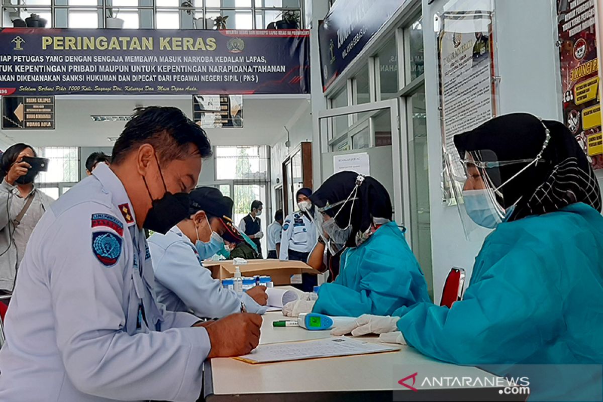 Pegawai Lapas Purwokerto jalani tes urine antisipasi  narkoba