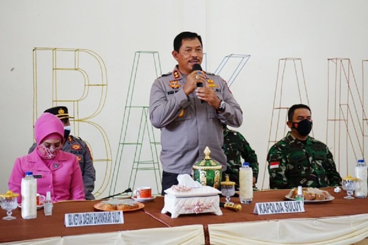 Kapolda Sulut bersama Pangdam XIII/Merdeka tinjau Kampung Tangguh COVID-19