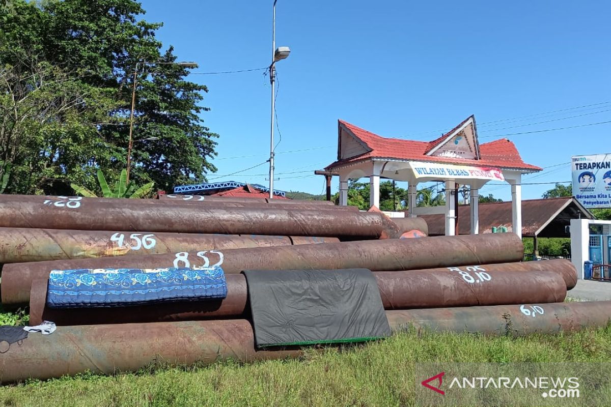 Besi yang numpuk dekat pintu masuk Pelindo Sibolga akan dilelang