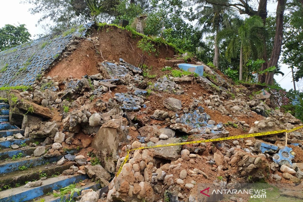 Hujan deras, pembatas area wisata Tapak Paderi longsor