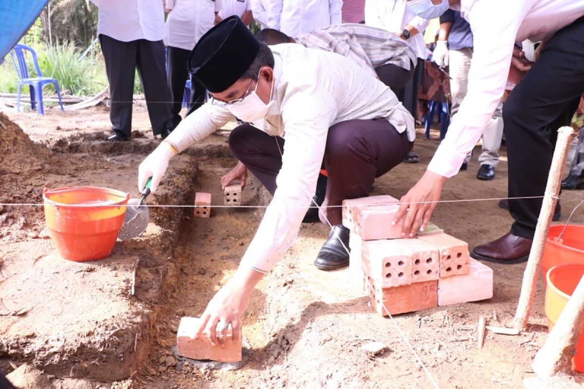 Bupati Tanjabbar meletakkan batu pertama Mesjid Al-Alief