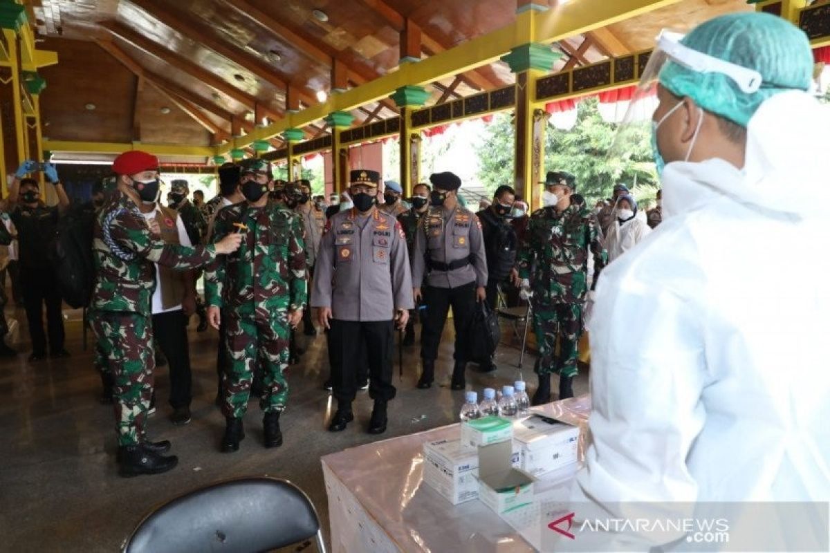 Kapolri dan Panglima TNI tinjau pelaksanaan vaksinasi di wilayah episentrum COVID-19