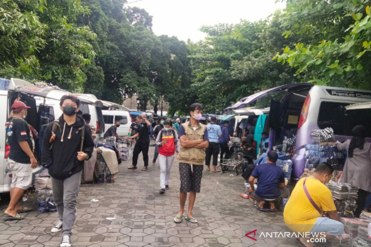 Pedagang bermobil nekat berjualan di Alun-alun Solo