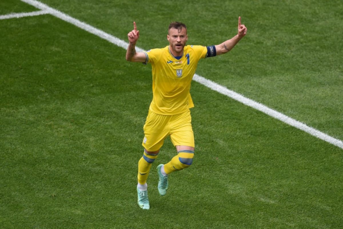 Kapten Ukraina Andriy Yarmolenko campakkan botol minuman sponsor Euro 2020