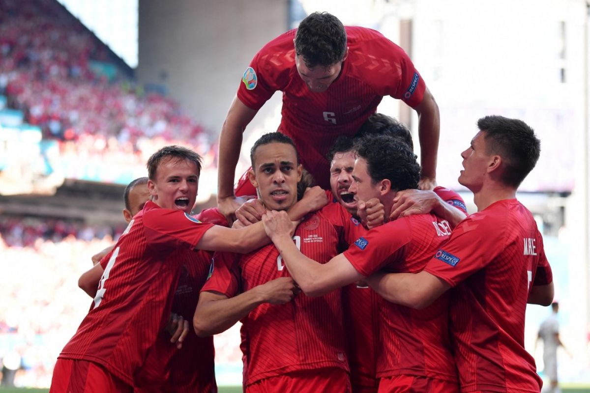 Denmark sementara 1-0 dalam laga dihentikan sejenak demi Eriksen