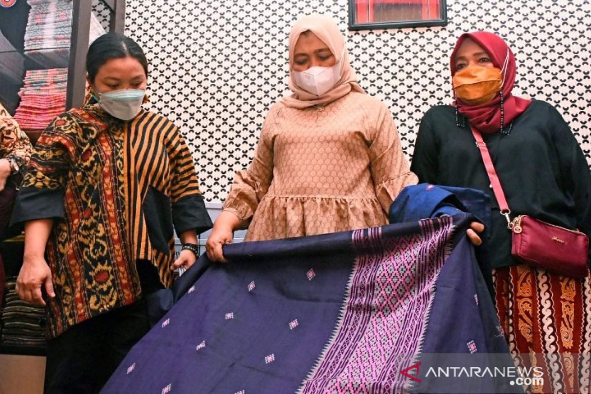 Nawal ajak Dekranasda kabupaten dan kota gunakan kain tenun daerah sebagai baju dinas