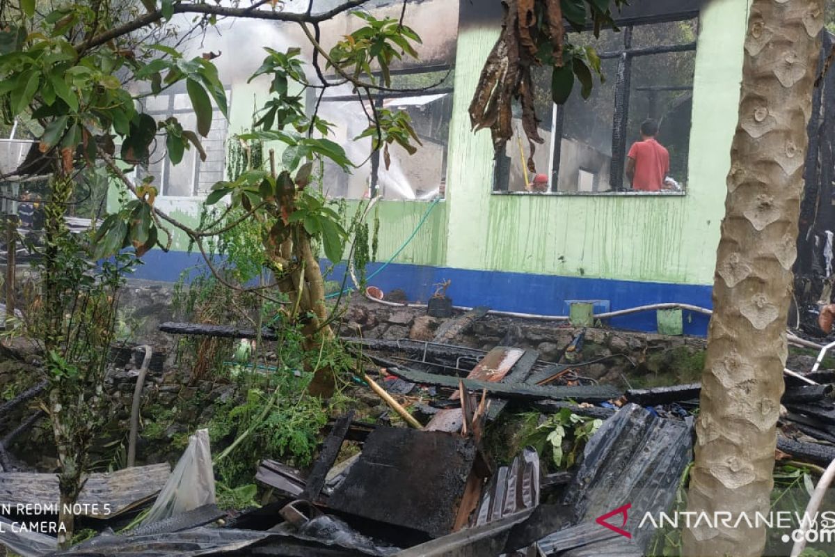 Tiga unit mobil kebakaran dan 15 petugas berjuang padamkan rumah terbakar di Tanjungraya Agam